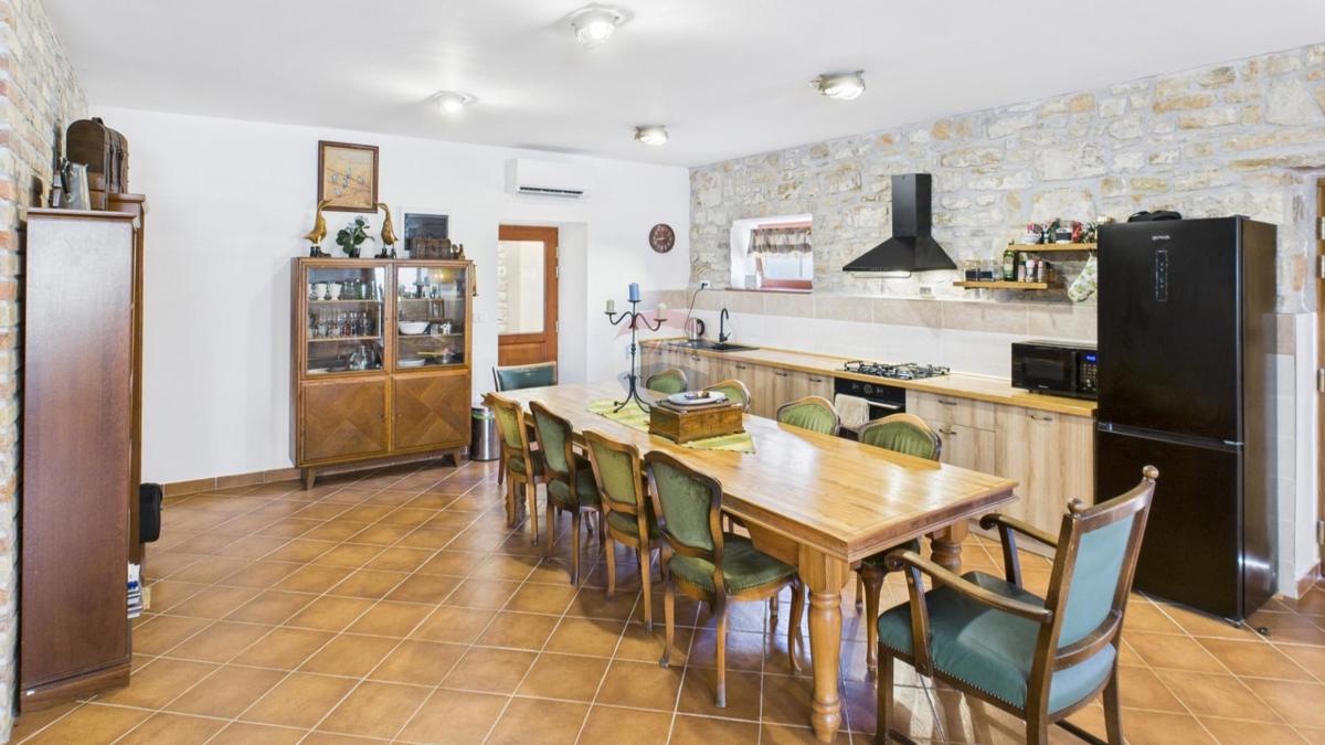 Istria, Buje –Casa elegante in pietra con giardino nel centro città