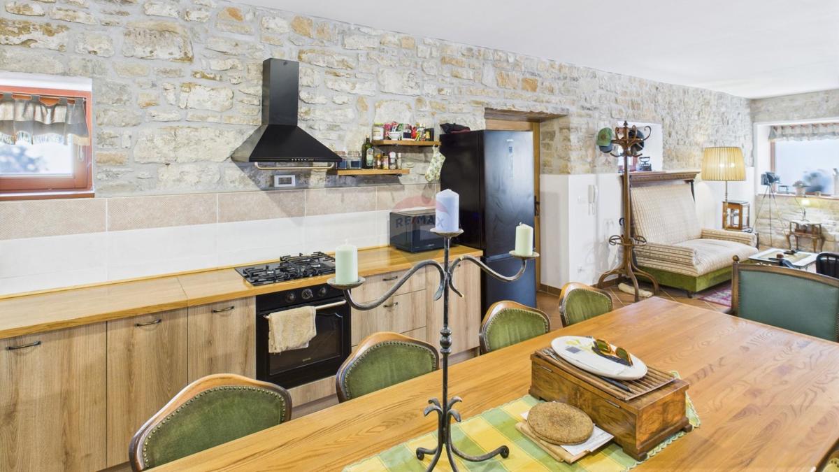 Istria, Buje –Casa elegante in pietra con giardino nel centro città