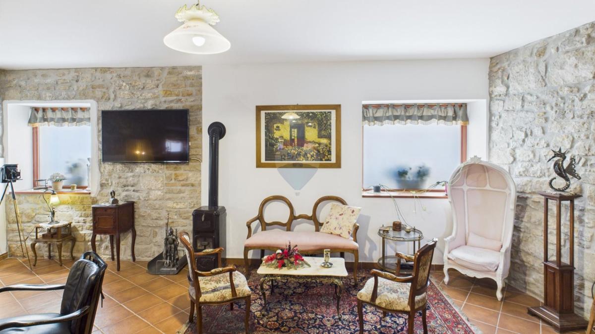Istria, Buje –Casa elegante in pietra con giardino nel centro città