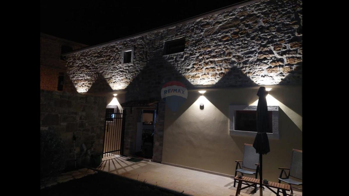 Istria, Buje –Casa elegante in pietra con giardino nel centro città