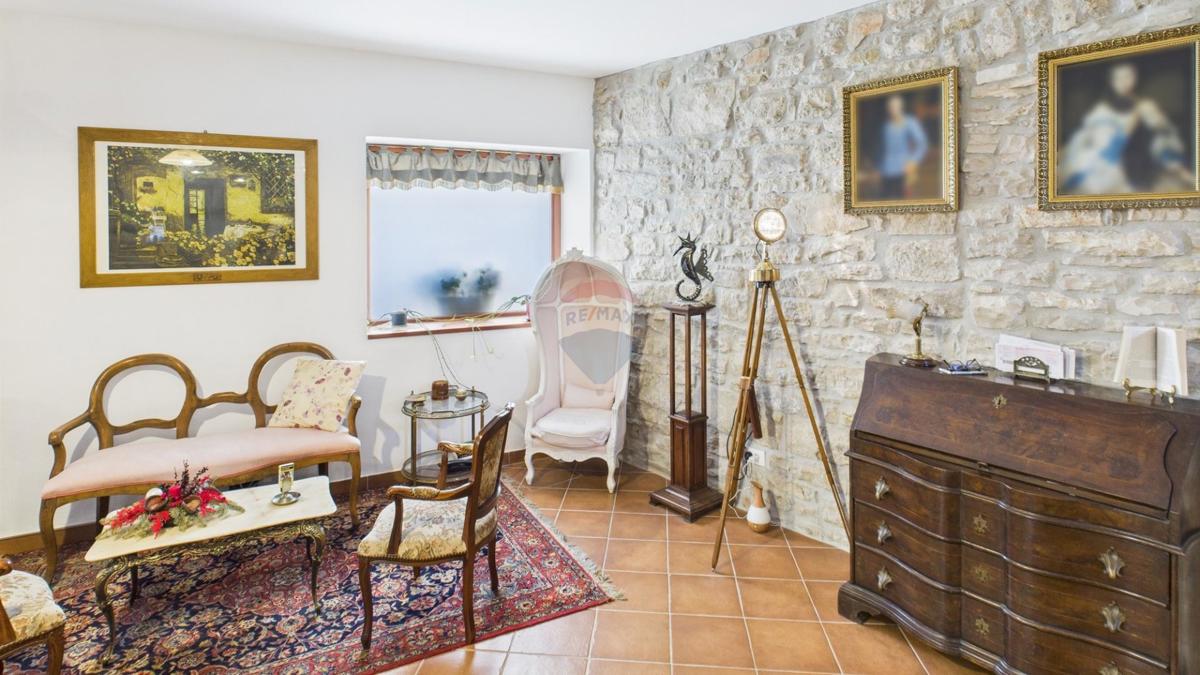 Istria, Buje –Casa elegante in pietra con giardino nel centro città