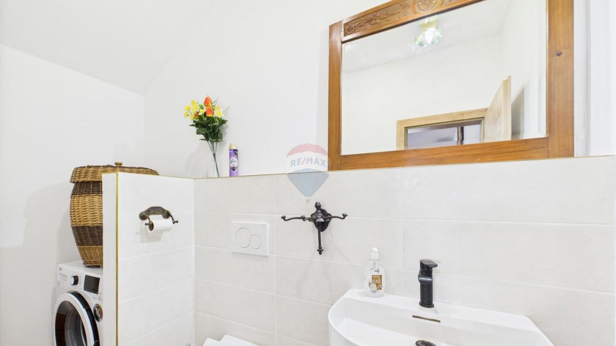 Istria, Buje –Casa elegante in pietra con giardino nel centro città