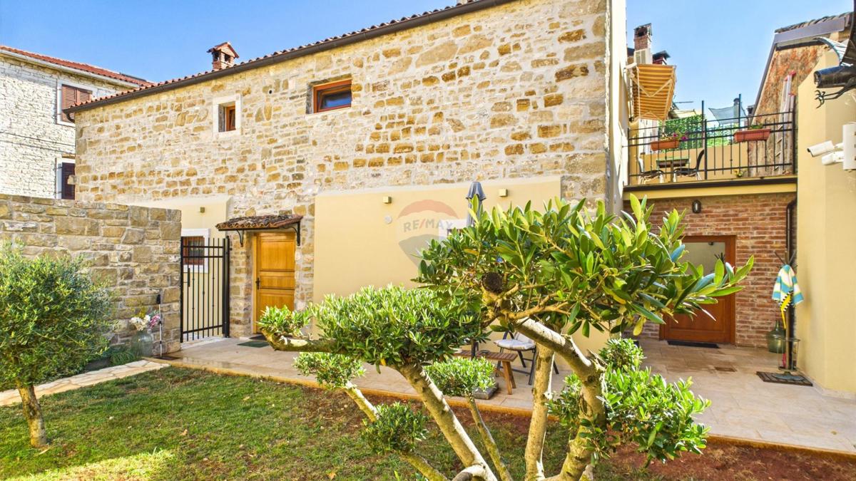 Istria, Buje –Casa elegante in pietra con giardino nel centro città