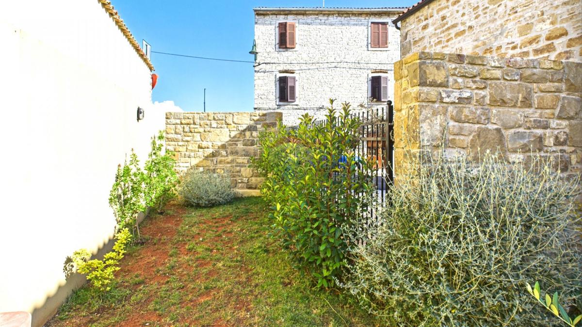 Istria, Buje –Casa elegante in pietra con giardino nel centro città