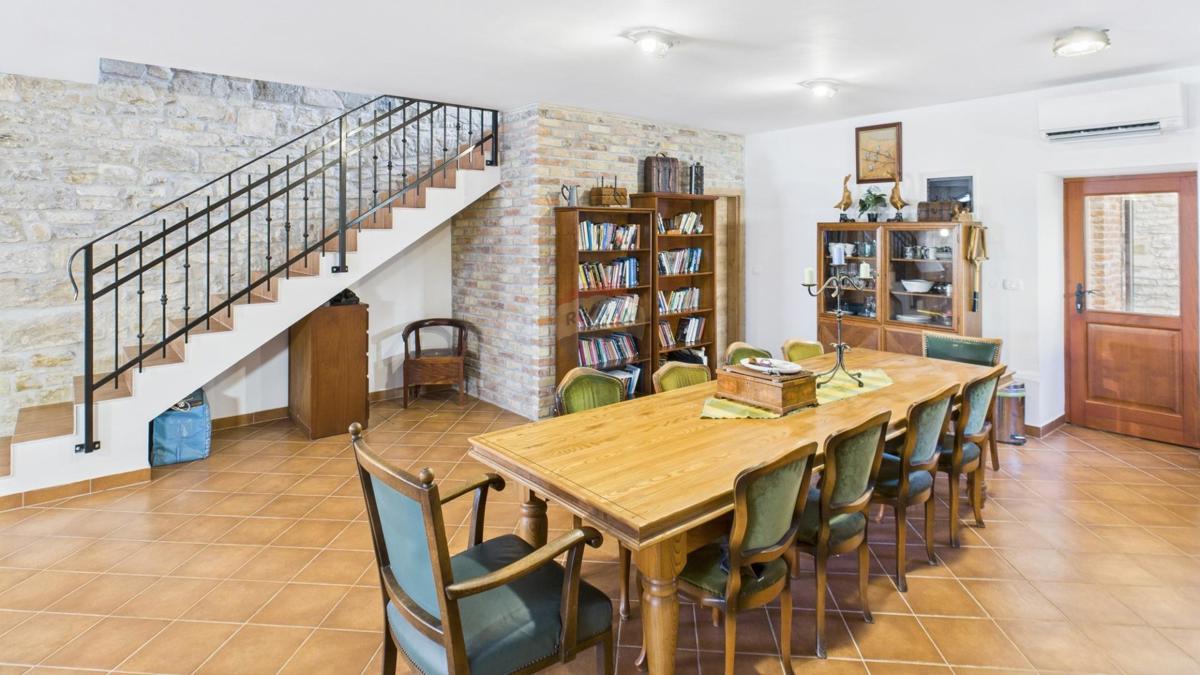 Istria, Buje –Casa elegante in pietra con giardino nel centro città
