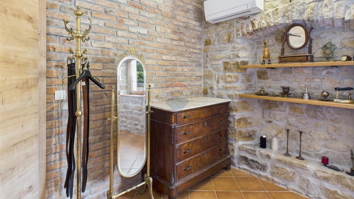 Istria, Buje –Casa elegante in pietra con giardino nel centro città