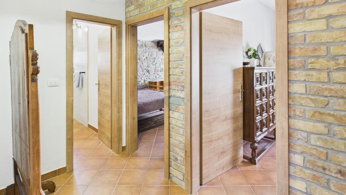 Istria, Buje –Casa elegante in pietra con giardino nel centro città