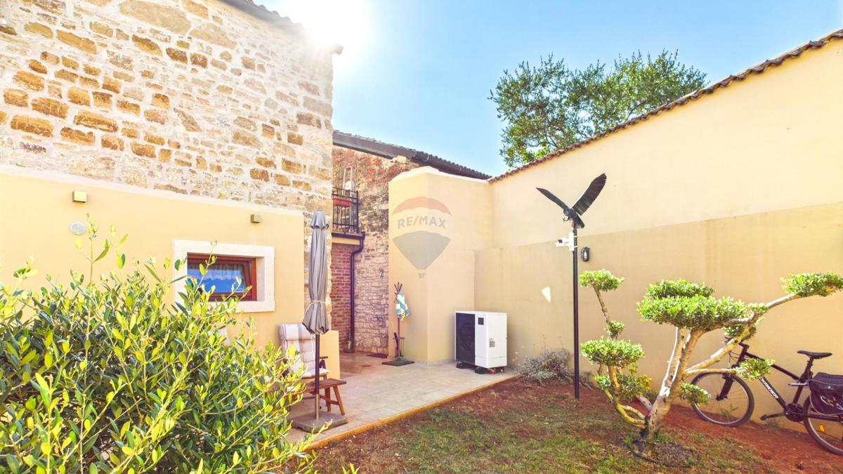 Istria, Buje –Casa elegante in pietra con giardino nel centro città