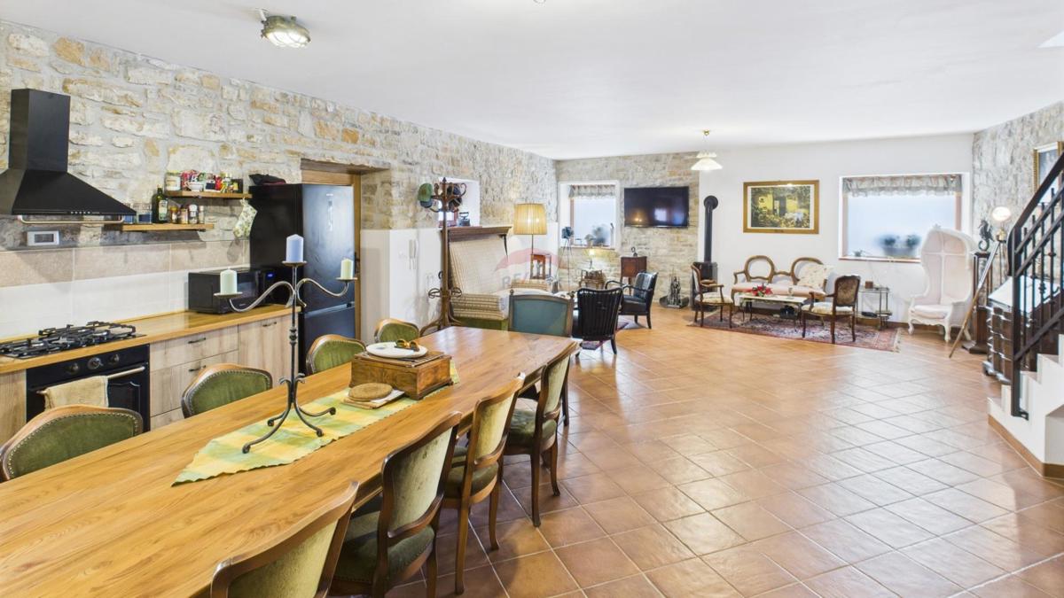 Istria, Buje –Casa elegante in pietra con giardino nel centro città