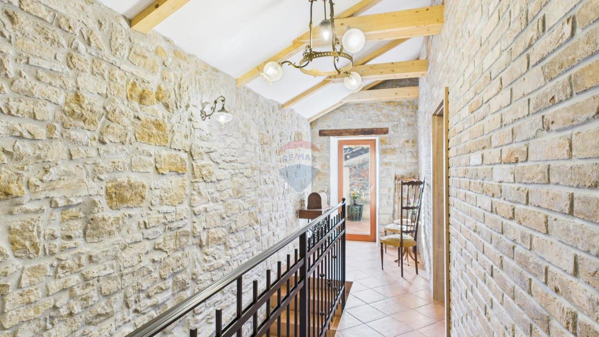Istria, Buje –Casa elegante in pietra con giardino nel centro città