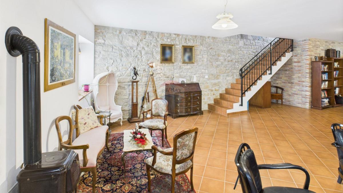 Istria, Buje –Casa elegante in pietra con giardino nel centro città