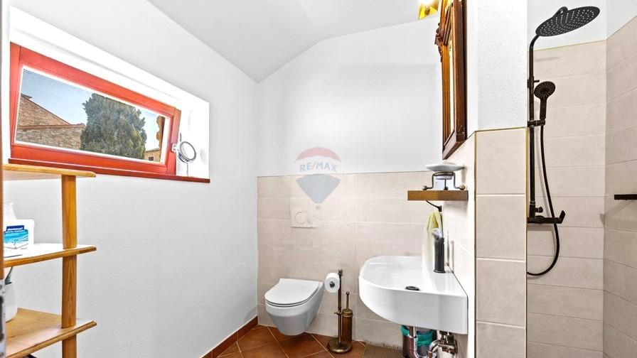 Istria, Buje –Casa elegante in pietra con giardino nel centro città