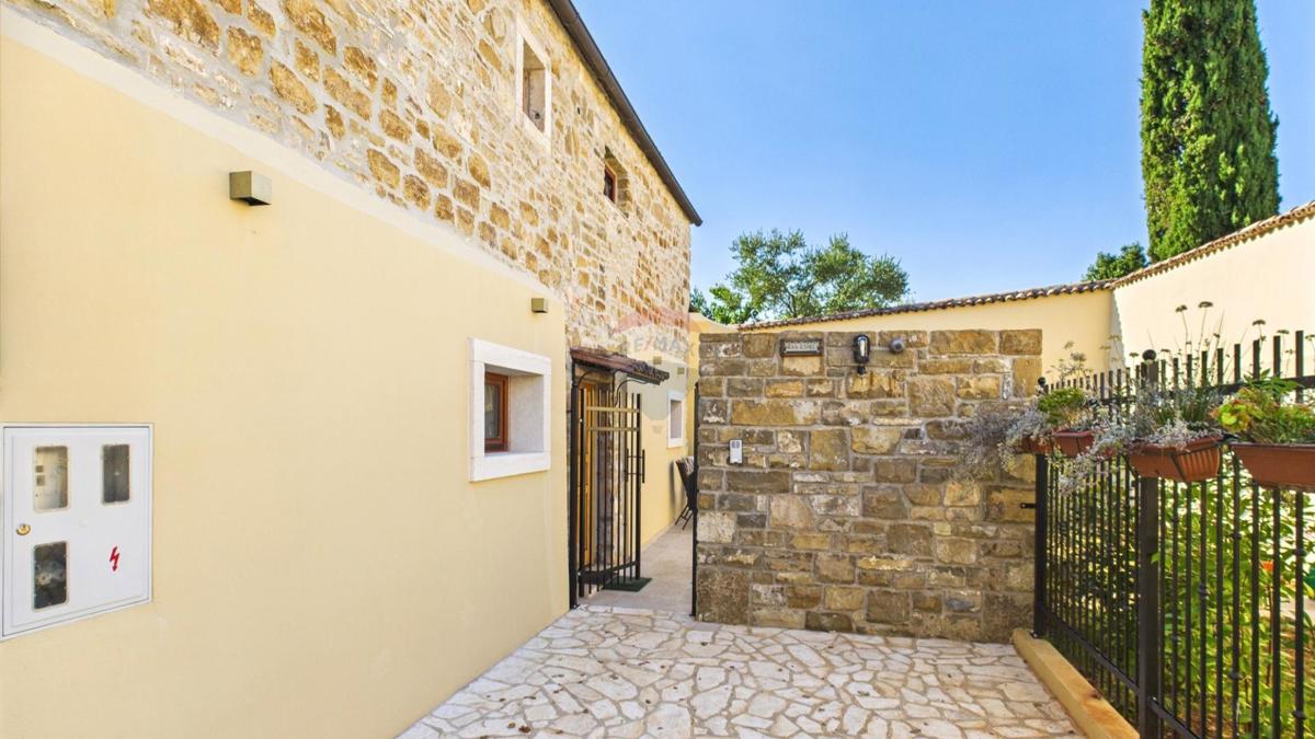 Istria, Buje –Casa elegante in pietra con giardino nel centro città