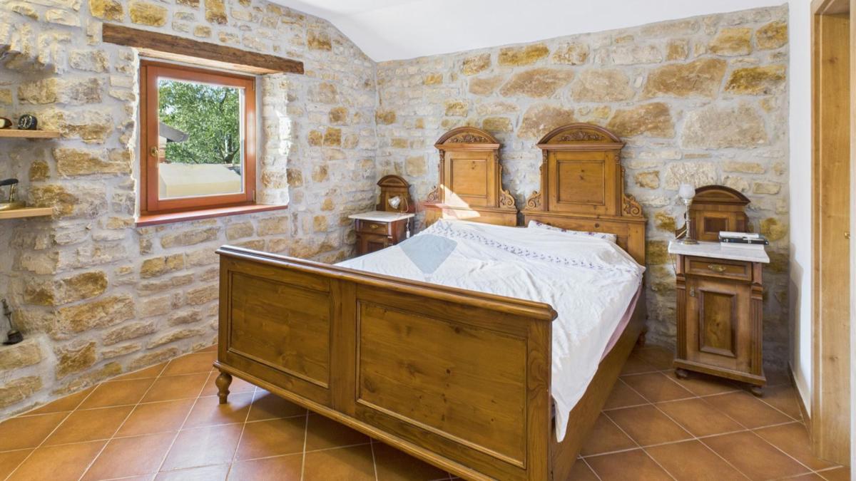 Istria, Buje –Casa elegante in pietra con giardino nel centro città