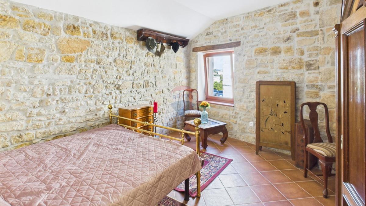 Istria, Buje –Casa elegante in pietra con giardino nel centro città