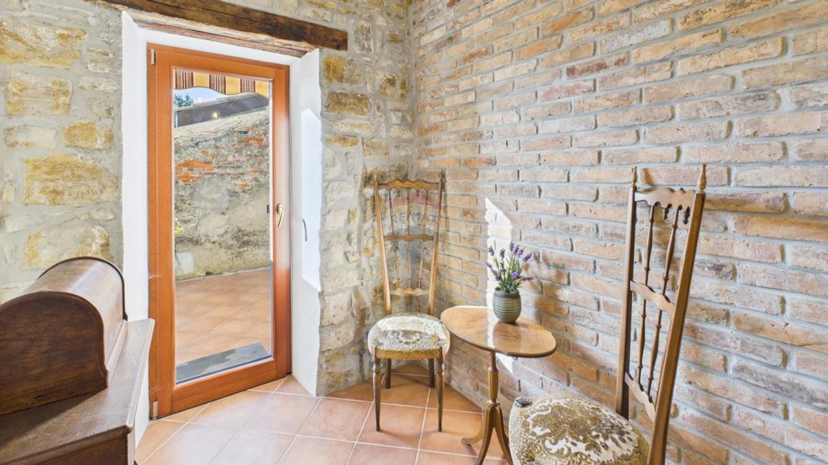 Istria, Buje –Casa elegante in pietra con giardino nel centro città
