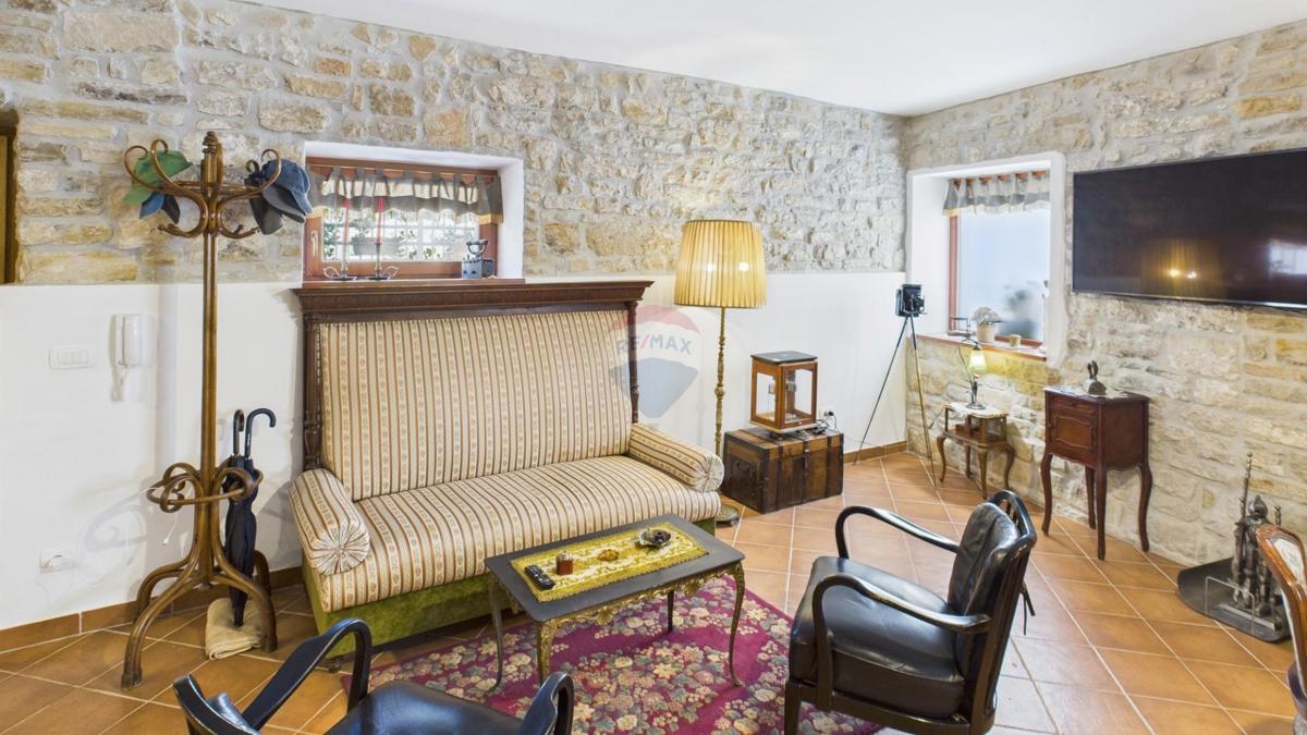 Istria, Buje –Casa elegante in pietra con giardino nel centro città