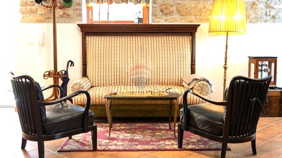 Istria, Buje –Casa elegante in pietra con giardino nel centro città