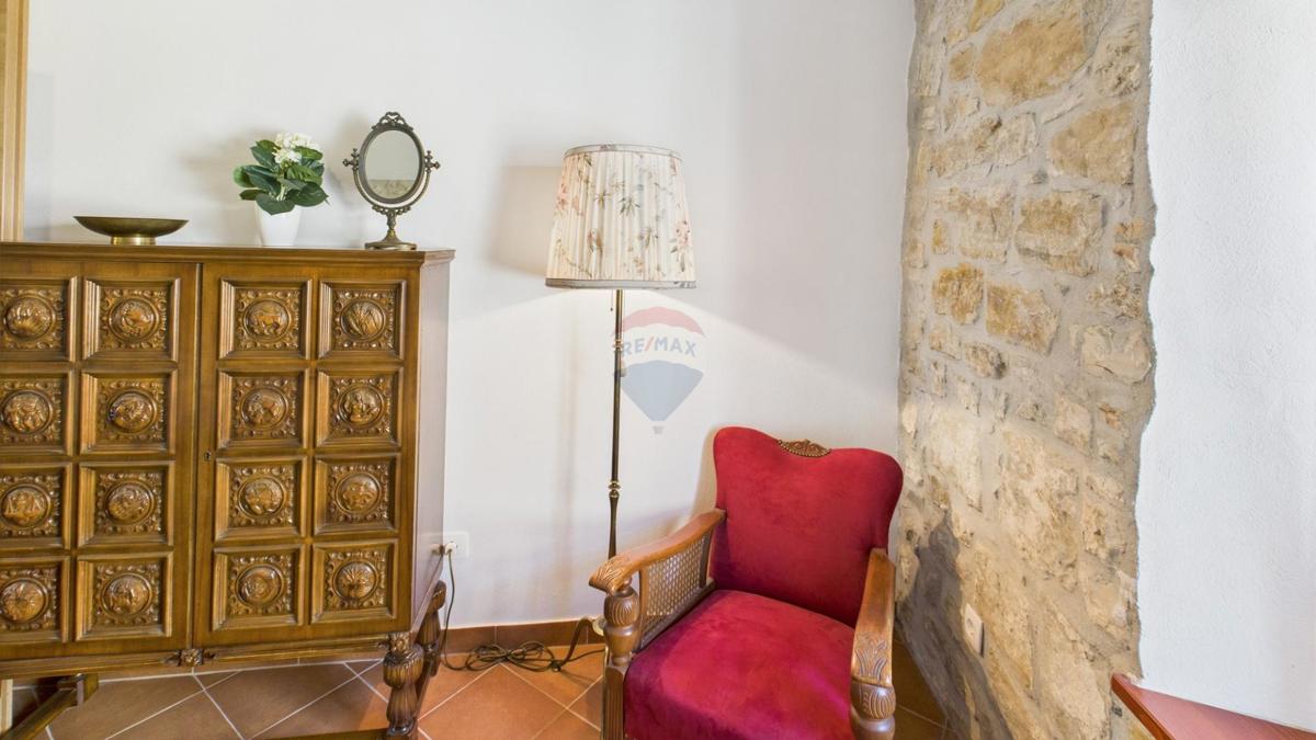 Istria, Buje –Casa elegante in pietra con giardino nel centro città