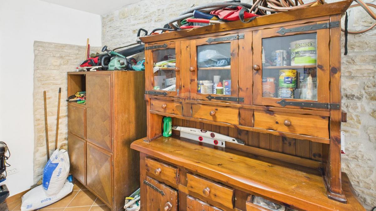 Istria, Buje –Casa elegante in pietra con giardino nel centro città