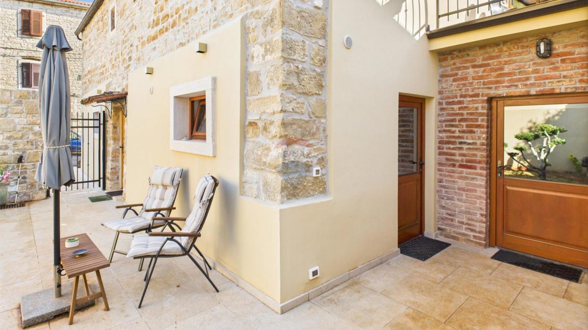 Istria, Buje –Casa elegante in pietra con giardino nel centro città