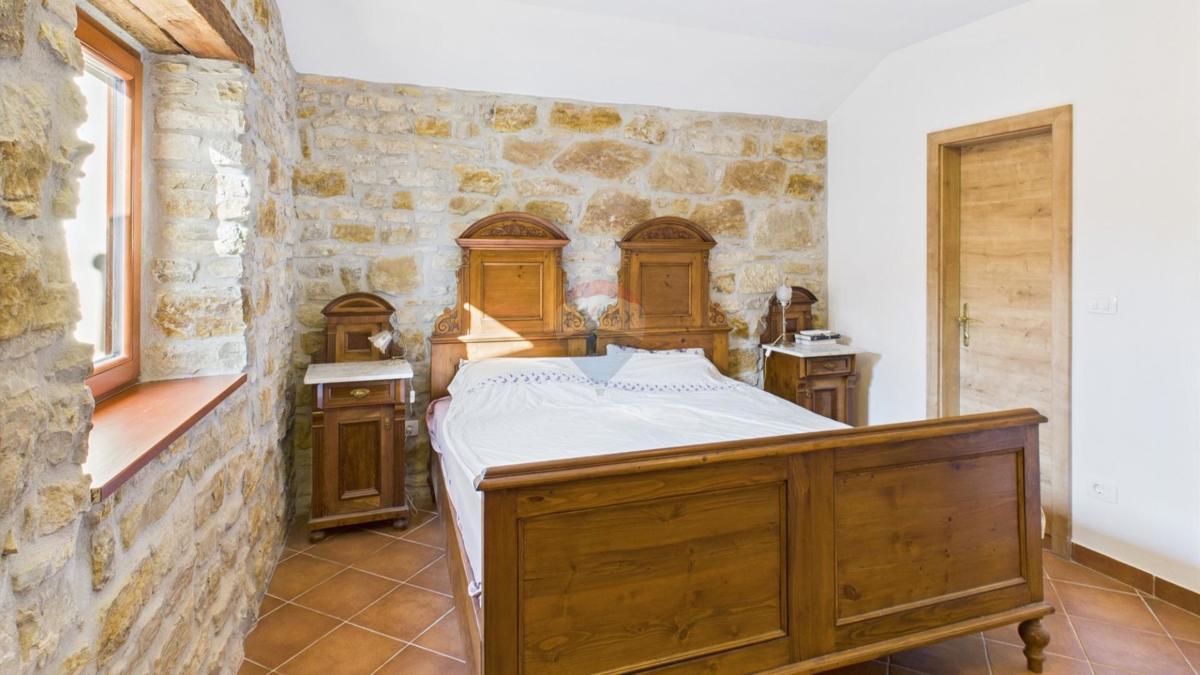 Istria, Buje –Casa elegante in pietra con giardino nel centro città