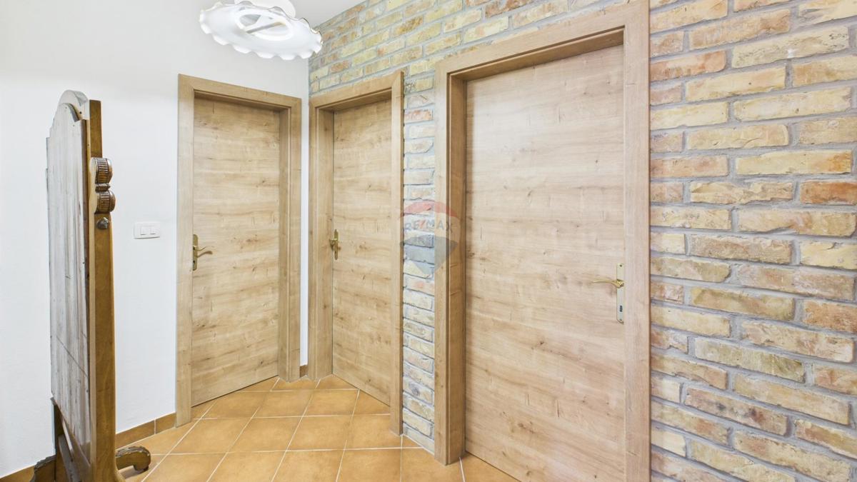 Istria, Buje –Casa elegante in pietra con giardino nel centro città