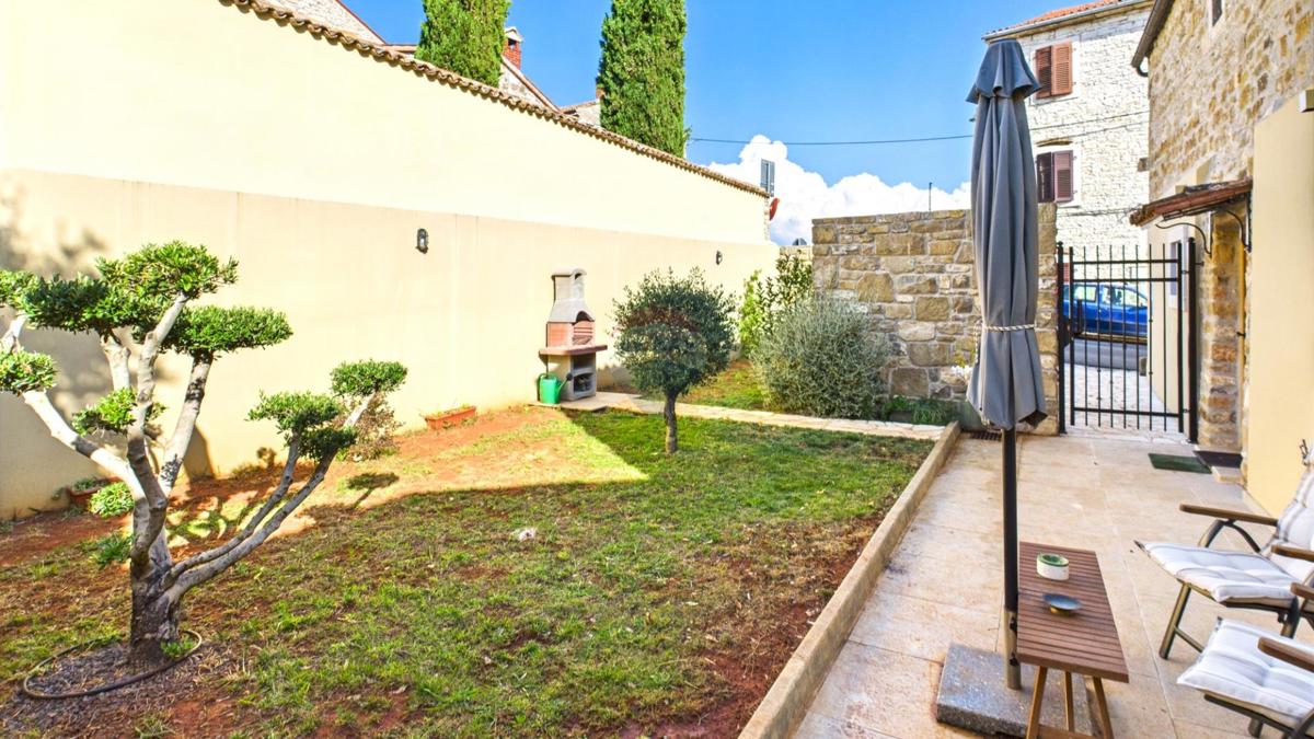 Istria, Buje –Casa elegante in pietra con giardino nel centro città