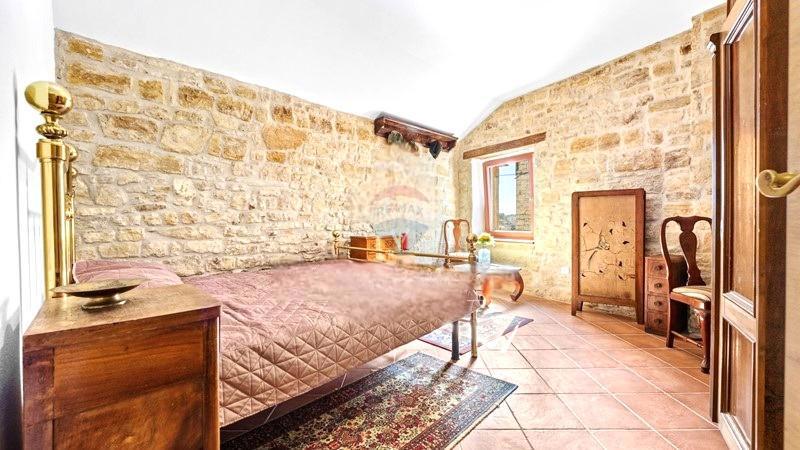 Istria, Buje –Casa elegante in pietra con giardino nel centro città