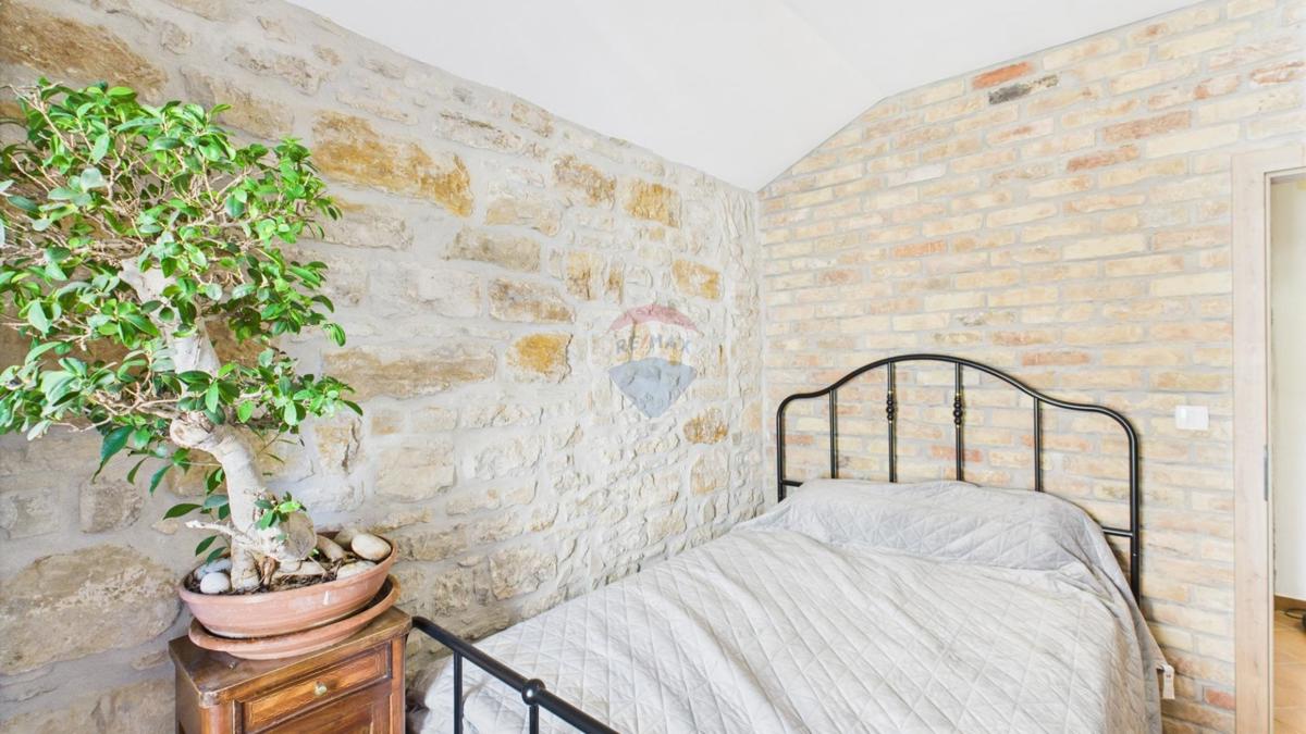 Istria, Buje –Casa elegante in pietra con giardino nel centro città