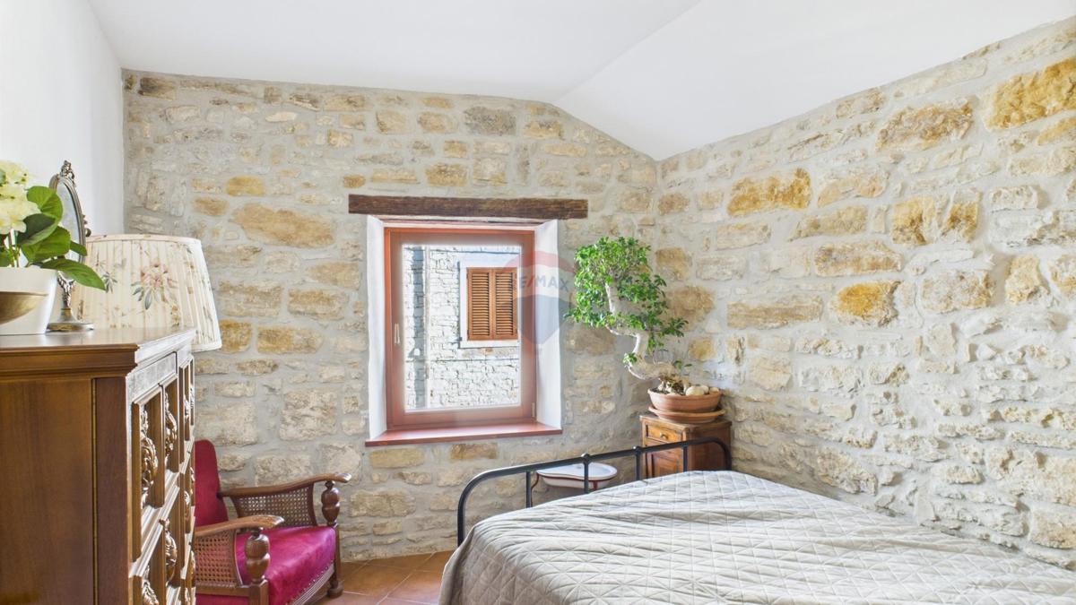 Istria, Buje –Casa elegante in pietra con giardino nel centro città