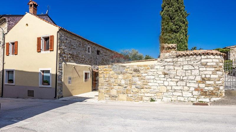 Istria, Buje –Casa elegante in pietra con giardino nel centro città