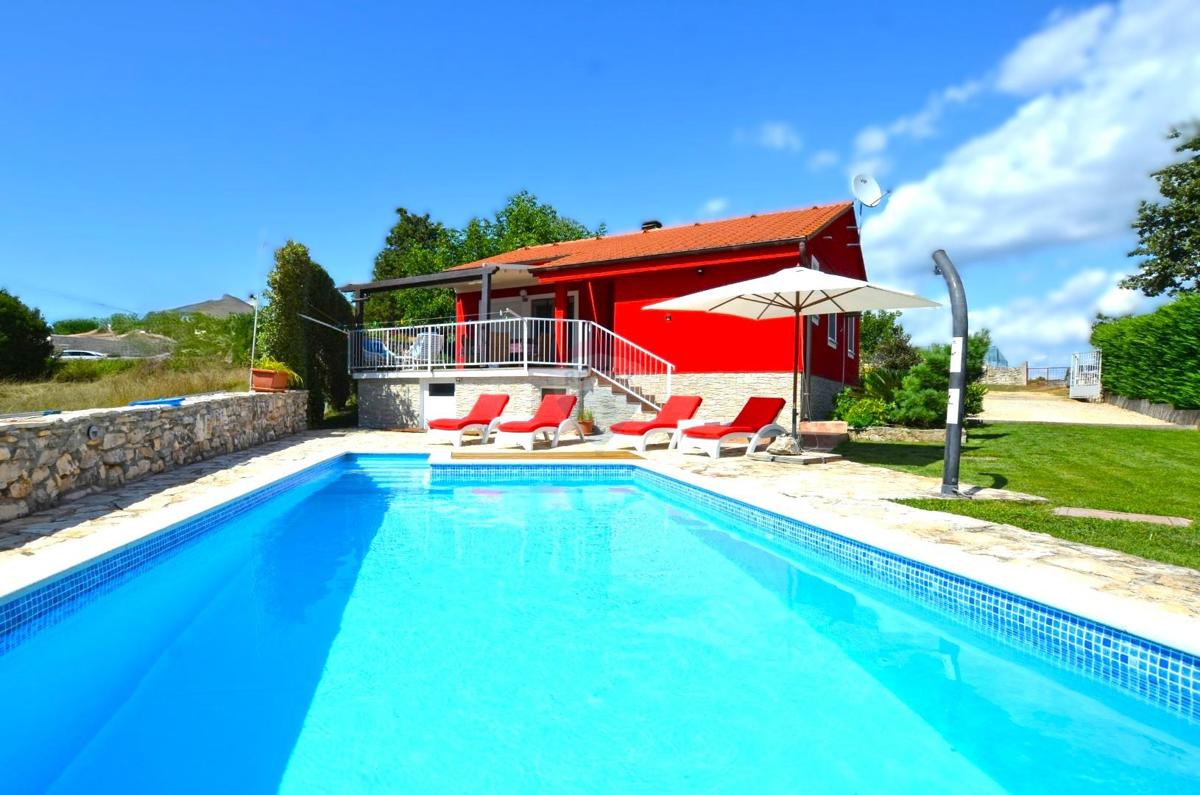 Istria, Rovigno, a 9 km – casa al piano terra con piscina su un terreno di 490 m².