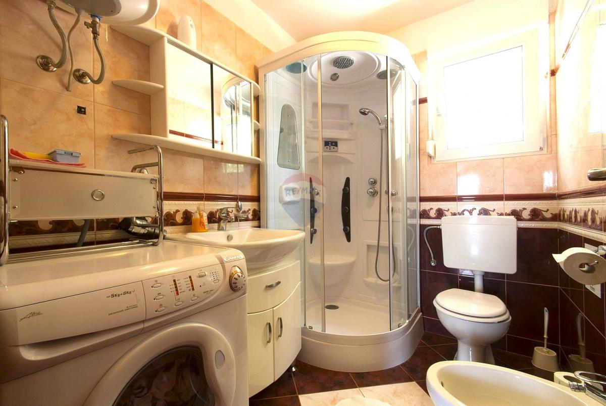 Istria, Rovigno, a 9 km – casa al piano terra con piscina su un terreno di 490 m².