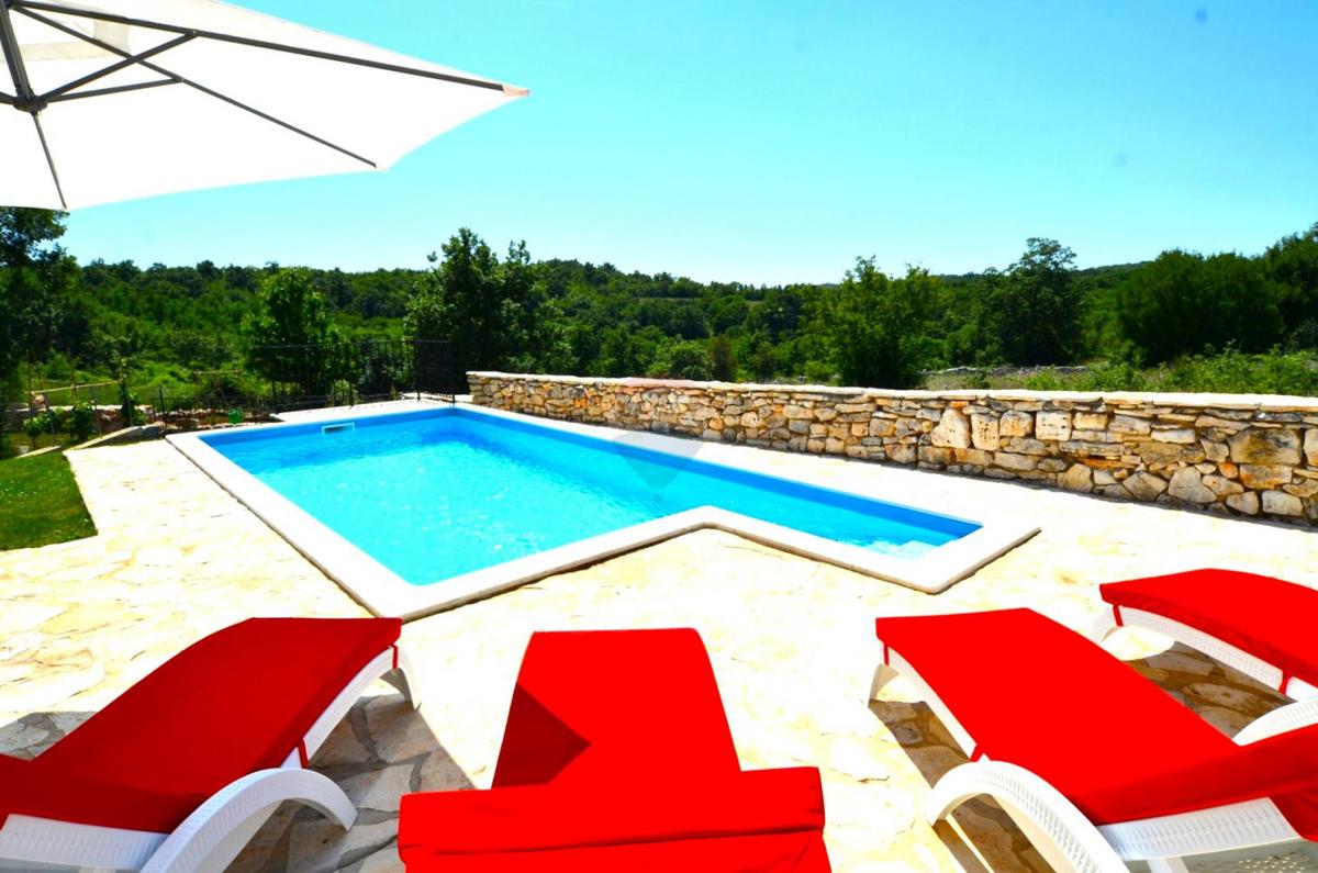 Istria, Rovigno, a 9 km – casa al piano terra con piscina su un terreno di 490 m².