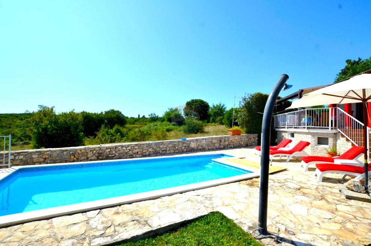 Istria, Rovigno, a 9 km – casa al piano terra con piscina su un terreno di 490 m².