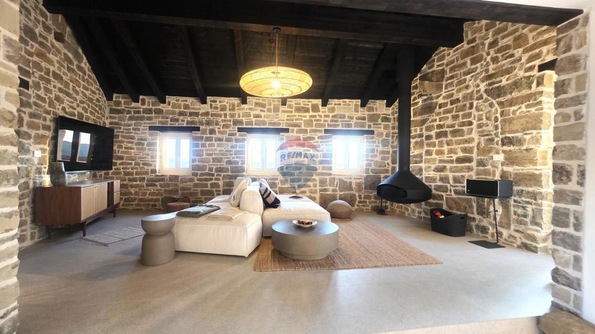 Istria, Oprtalj – Villa in pietra dal design unico