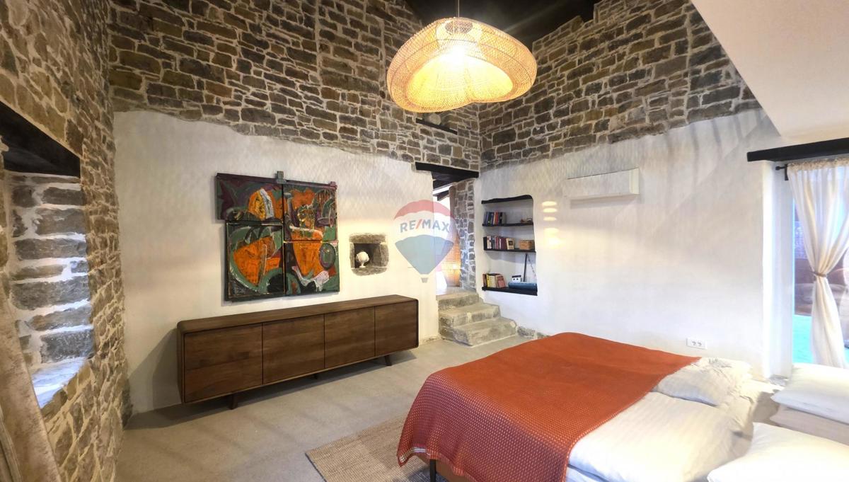 Istria, Oprtalj – Villa in pietra dal design unico