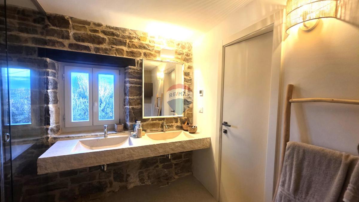 Istria, Oprtalj – Villa in pietra dal design unico