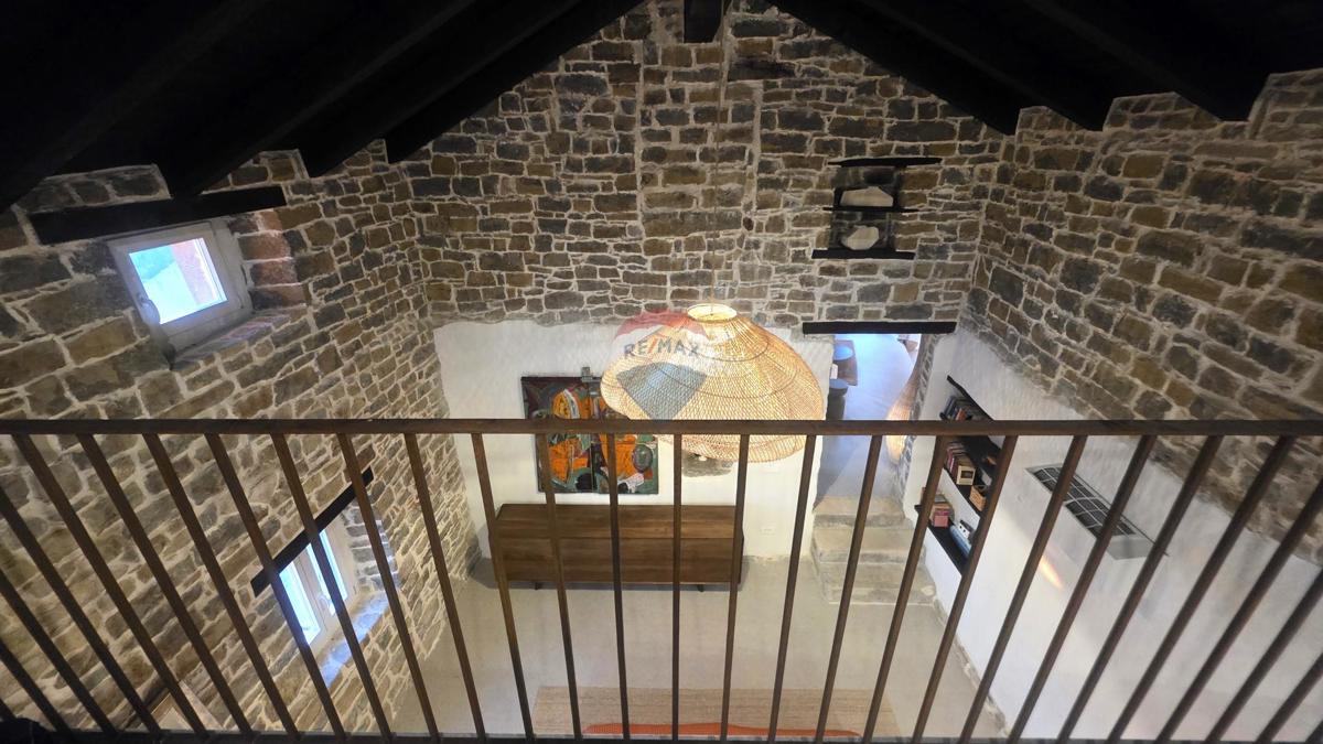 Istria, Oprtalj – Villa in pietra dal design unico