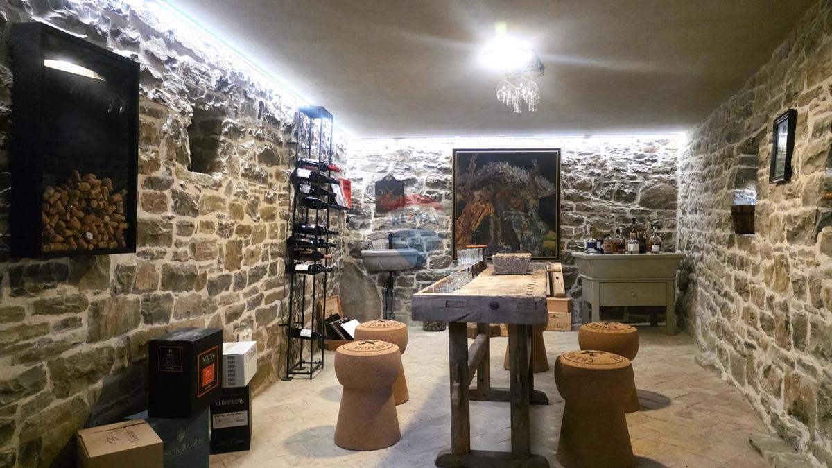 Istria, Oprtalj – Villa in pietra dal design unico