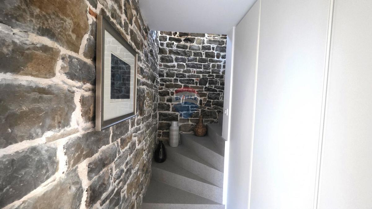 Istria, Oprtalj – Villa in pietra dal design unico