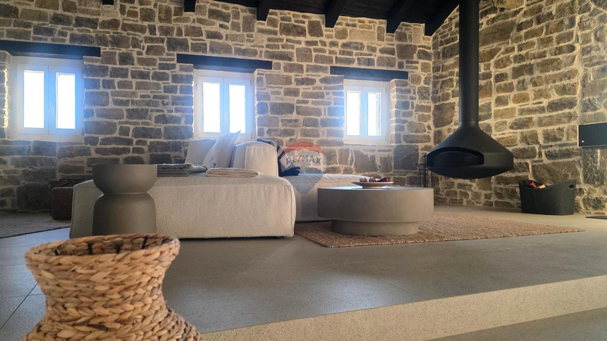 Istria, Oprtalj – Villa in pietra dal design unico