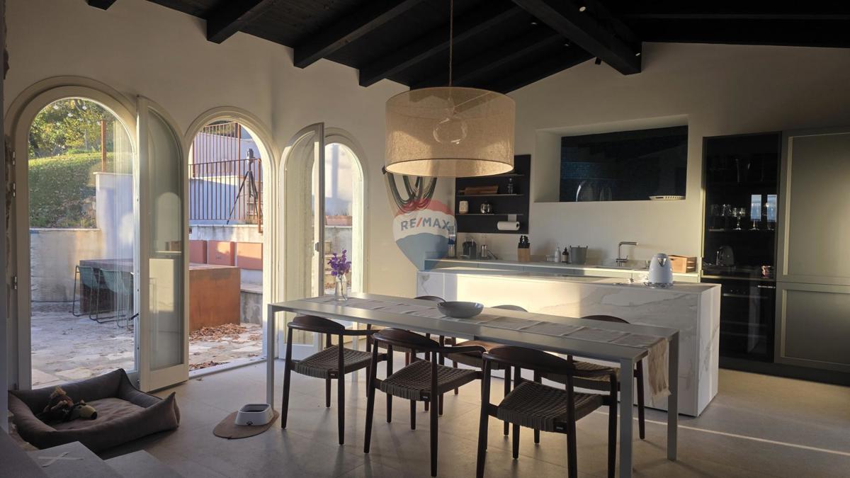 Istria, Oprtalj – Villa in pietra dal design unico