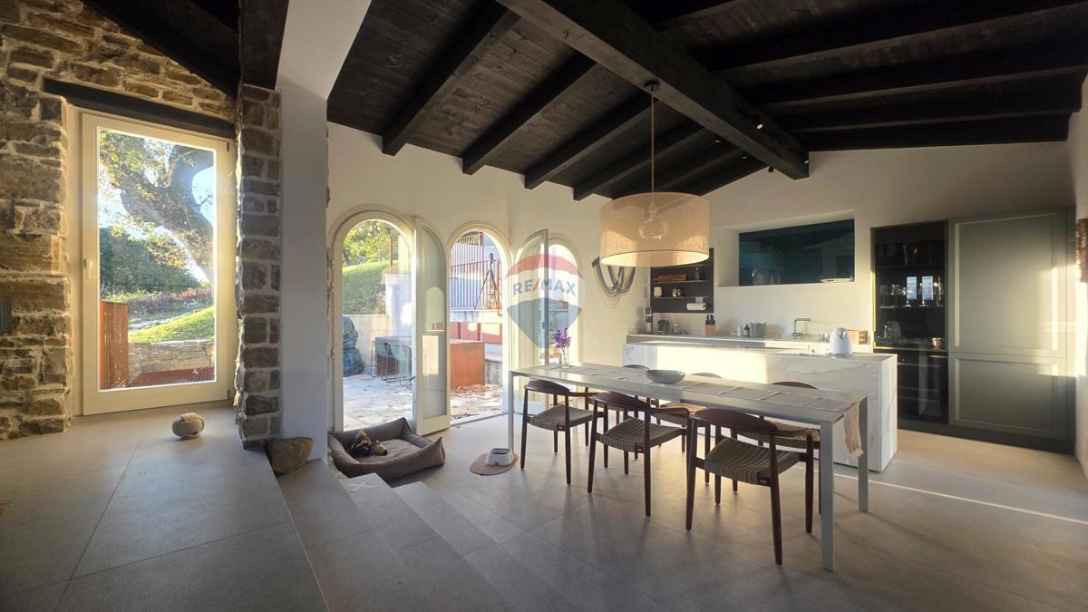 Istria, Oprtalj – Villa in pietra dal design unico