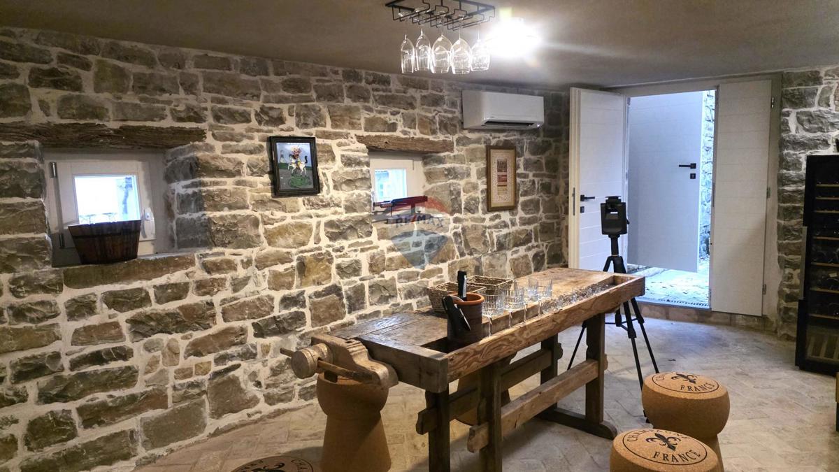 Istria, Oprtalj – Villa in pietra dal design unico