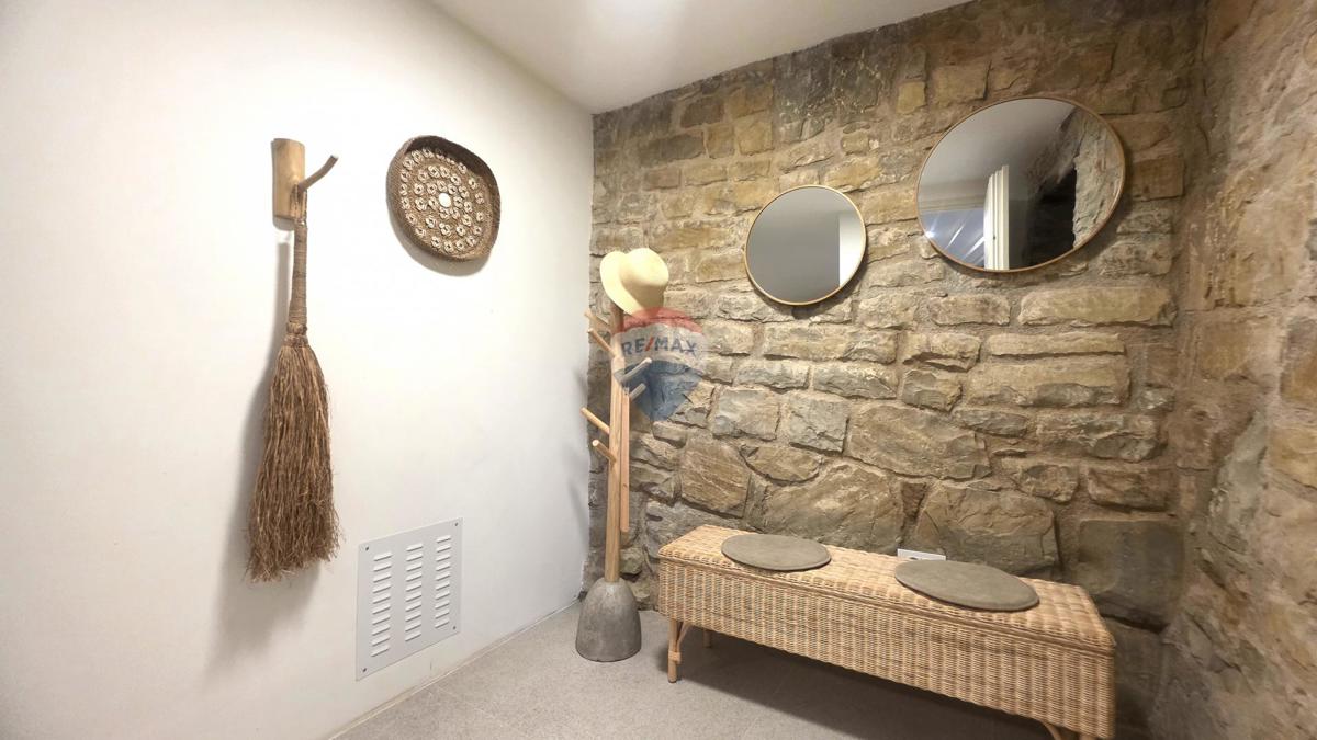 Istria, Oprtalj – Villa in pietra dal design unico