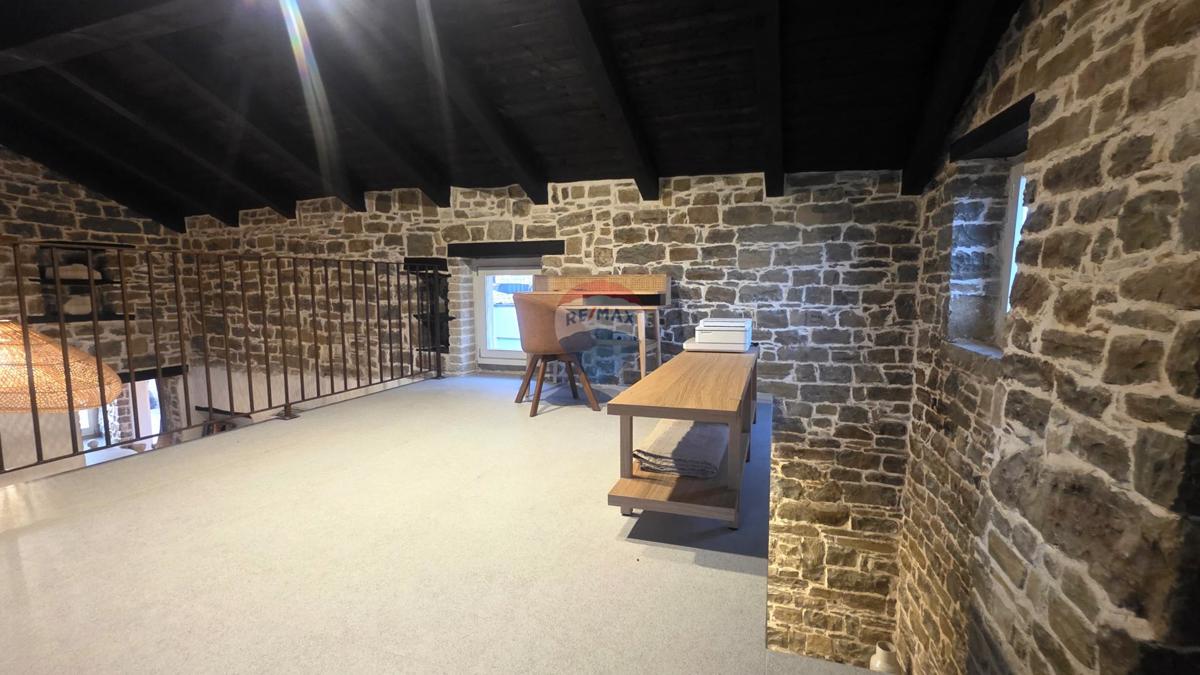 Istria, Oprtalj – Villa in pietra dal design unico