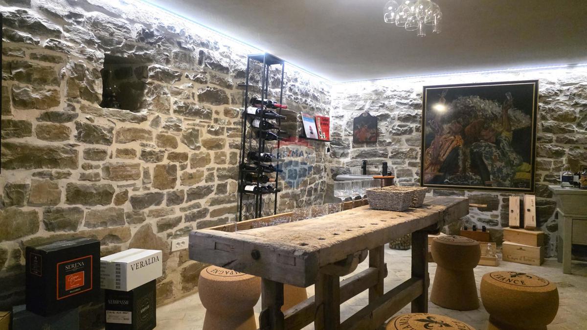 Istria, Oprtalj – Villa in pietra dal design unico