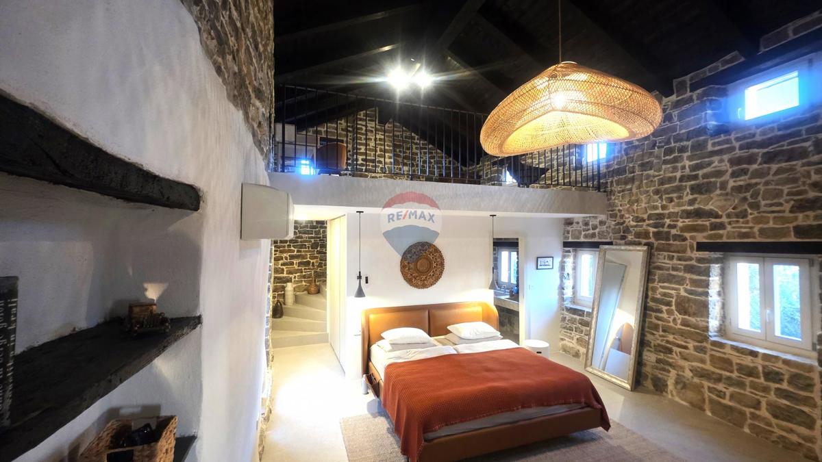 Istria, Oprtalj – Villa in pietra dal design unico